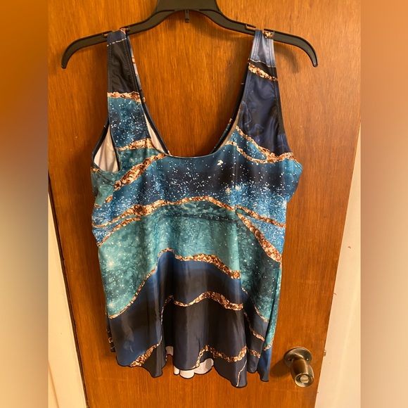 NWOT beautiful patterned tankini top, size 2X - Picture 9 of 11